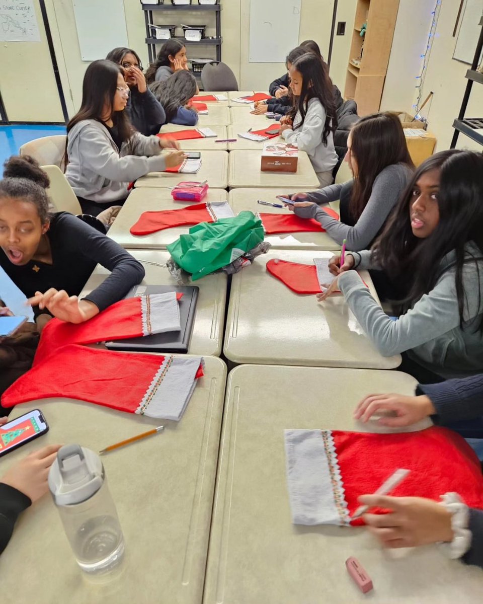 campionchamps's tweet image. It's beginning to look a lot like Christmas! Stocking time in Grade 8.
#stocking #Christmas #grade8