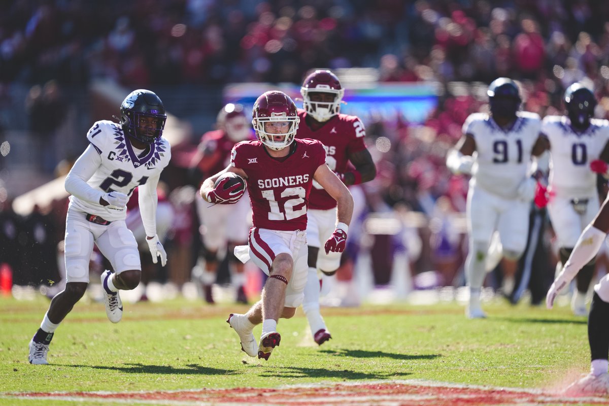 OU_Football's tweet photo. All of Sooner Nation: 🗣️ STOOOOOOOOOOOOPS! 

@Drake_stoops | #OUDNA https://t.co/tKTTYQljmf