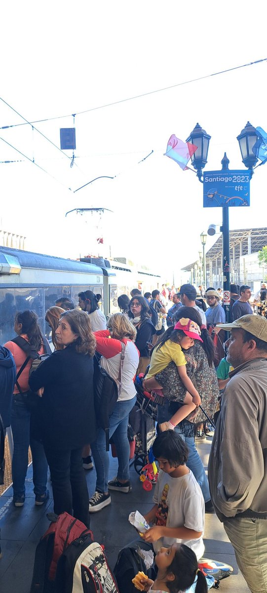 J_Alarcn's tweet photo. Cuando ya esta lleno el tren no existe la posibilidad de adelantar la salida y aumentar el flujo en estas fechas previo a las fiestas de fin de año. Todos los días lo mismo @MTTChile @EFE_Rancagua https://t.co/z0tufHTRLW