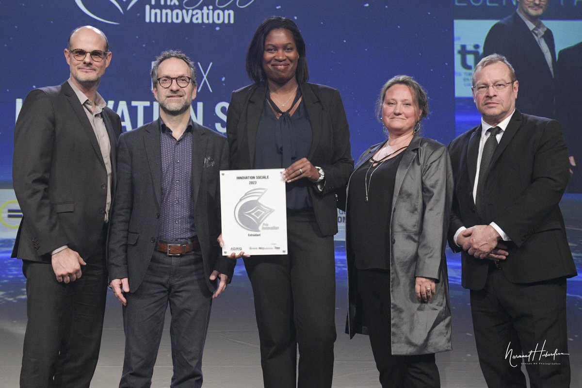 Marie-Chantal Paquette et Stéphane Dubé ont remis hier le prix innovation sociale 2023 à l'organisme Entraidant !🏆
Merci à Pascal Monette de l'ADRIQ, au Chantier de l'Économie Sociale et Territoires innovants en économie sociale et solidaire (TIESS), nos partenaires de ce Prix !