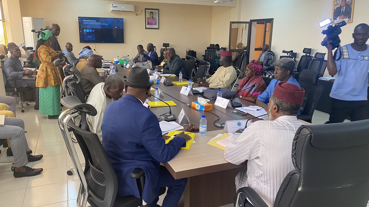 PreefnM's tweet photo. 6eme édition du comité de pilotage du projet de réhabilitation économique et environnementale du fleuve Niger (PREEFN). L’événement a été organisé au siège de l’ABFN et présidé par le représentant du ministre de l’Environnement. https://t.co/y1sVFvaNqq
