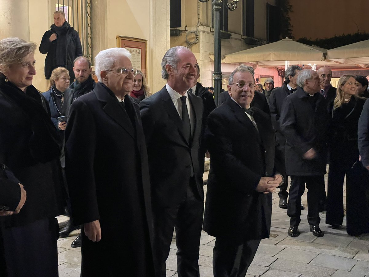 zaiapresidente's tweet image. 🎭🏤 È stato un piacere partecipare questa sera, insieme al Presidente della Repubblica Sergio Mattarella, all’inaugurazione della stagione lirica del @teatrolafenice di Venezia.