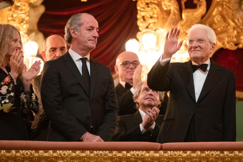 zaiapresidente's tweet image. 🎭🏤 È stato un piacere partecipare questa sera, insieme al Presidente della Repubblica Sergio Mattarella, all’inaugurazione della stagione lirica del @teatrolafenice di Venezia.