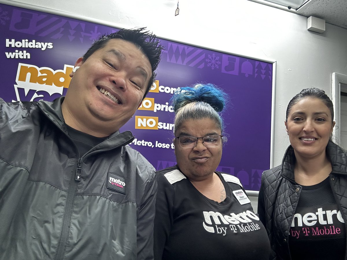 TM0Tang's tweet image. Visits with #TalkaLot @MetroByTMobile in Lakewood! Come out and see Diana to get your iPhone 12 for $99! #CentralEast @AlexBrownTMO @WinstonAwadzi @thayesnet