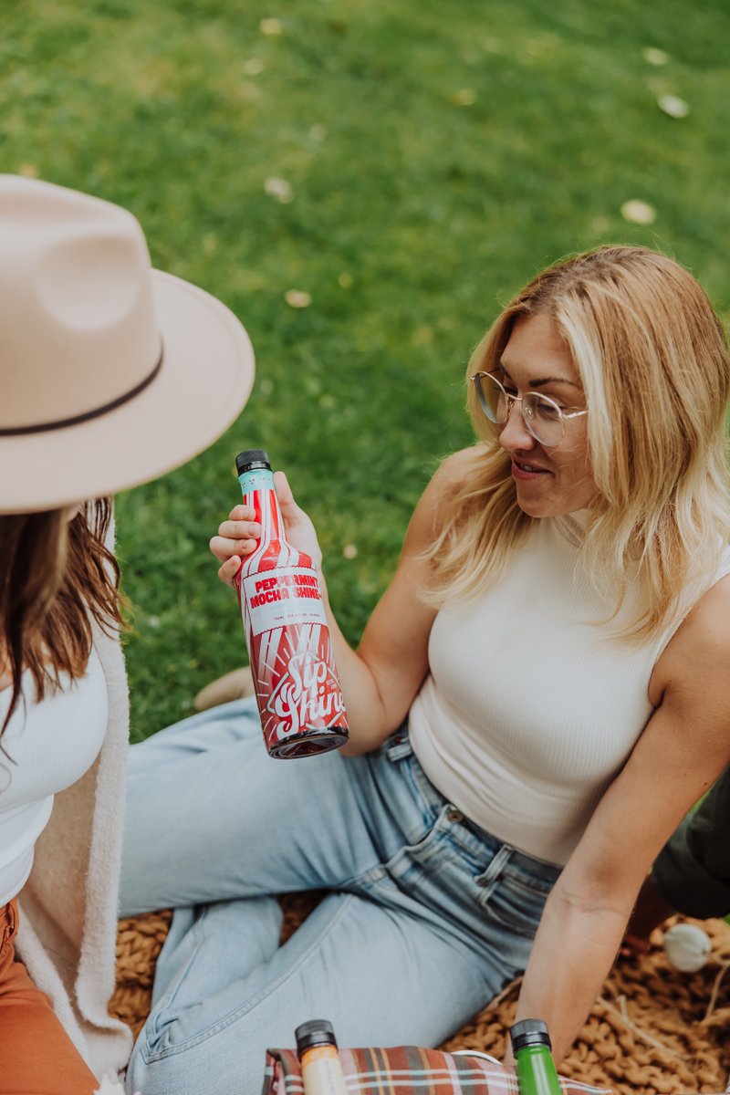 Thursday 11:59 PM vs Friday 12:00 AM 

When the clock strikes midnight, it's Christmas.  🎄

#GitchaASip #SipShine #Moonshine #Cheers