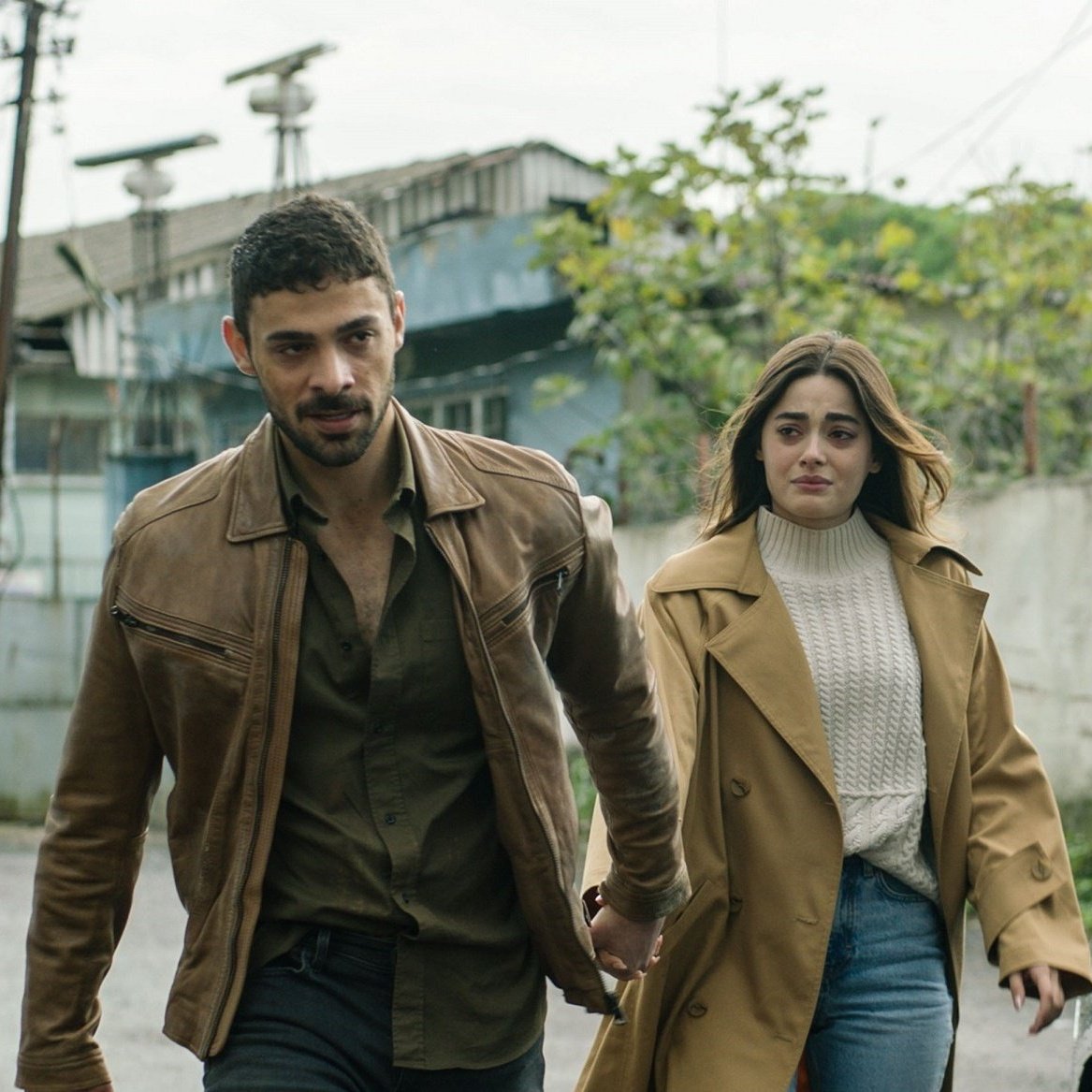 Senin bu ellerinde ne var bilmiyorum. Tuttukça güçleniyorum, kalabalık oluyorum..🤍

#RüYam || #Yabani