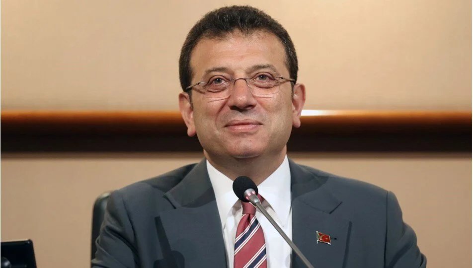 Ekrem İmamoğlu:  

"Savaşta olan ülkelerden bile daha kötü ekonomik duruma sahipsek, bu tam bir basiretsizlik, tam bir beceriksizliktir."