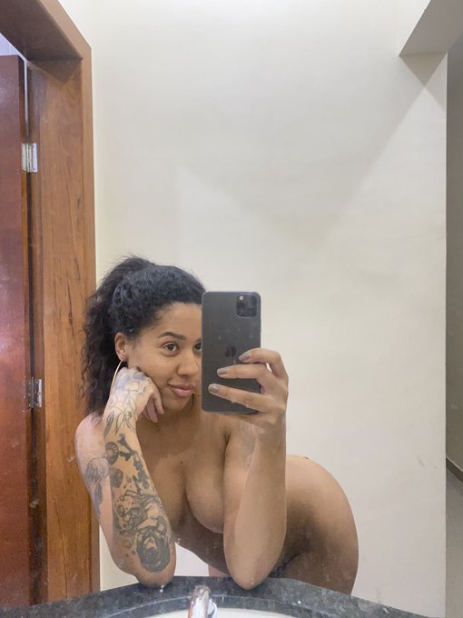 Sextouuu. Algu&eacute;m a&iacute; pra me dar banho??? #sextou #banho https://t.co/a5dYkGTmGK<a href="/tag/sextou"class="tags">#sextou</a><a href="/tag/banho"class="tags"><span>#banho</span></a>