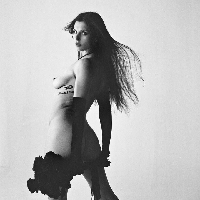 Watch Leah Gotti's leaked NSFW photo on TwXstars