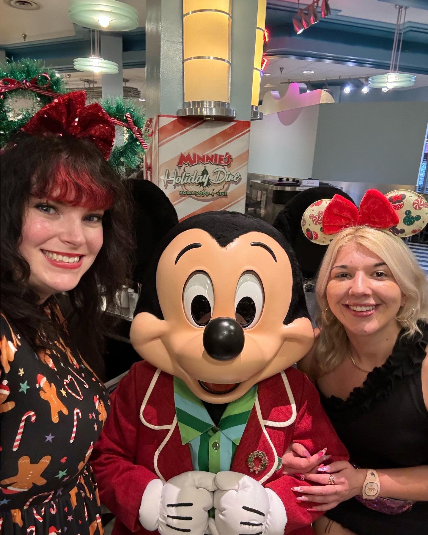 Jen Thomas on X I m jealous of Minnie s red sparkly dress. Dinner at Hollywood Vine for the Christmas characters and another subtle outfit from me https t QZsAFXOAZV X