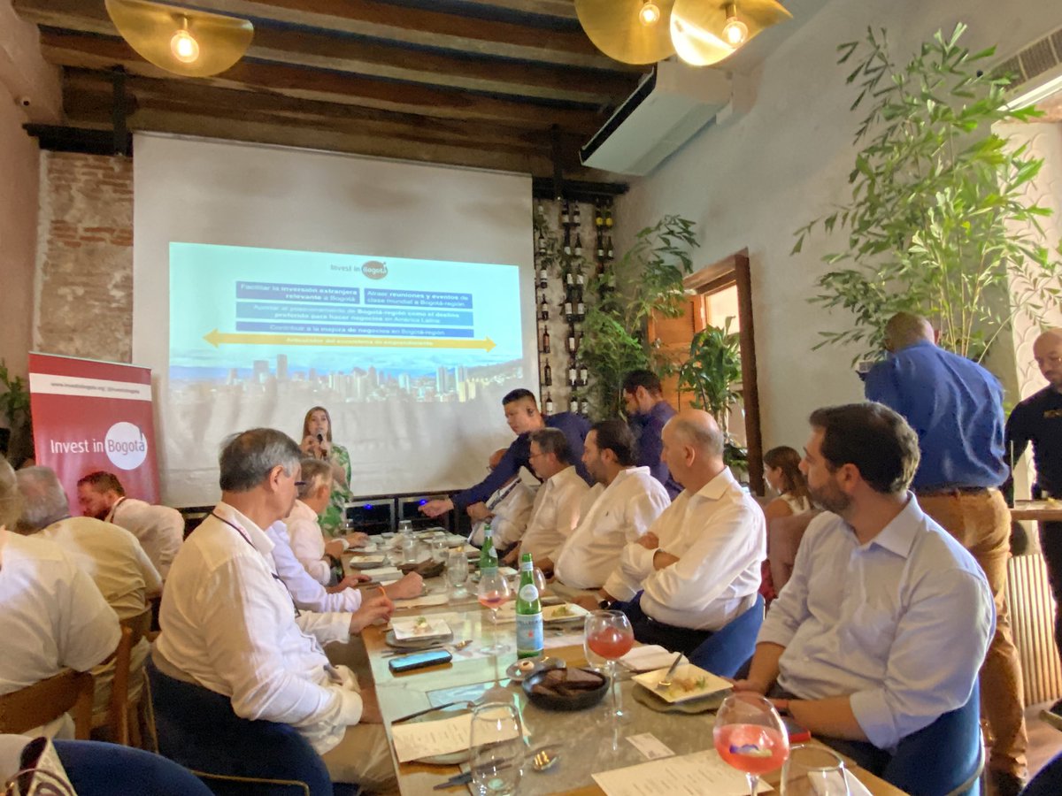 CarlosFGalan's tweet photo. Nuestra apuesta es consolidar a Bogotá como un polo de inversión en diferentes sectores, incluida la infraestructura. Para eso, será fundamental fortalecer la institucionalidad, mejorar la seguridad y trabajar en la articulación entre los distintos actores. Gracias @investinbogota, nos llevamos sus inquietudes e ideas.
