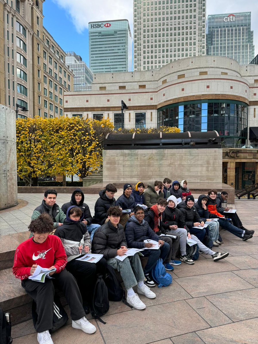 HamptonGeog's tweet photo. Fifth Year geographers braved some chilly conditions 
whilst collecting some fine primary data on land use and environmental quality on the Isle of Dogs. https://t.co/i0WvqYhlzt