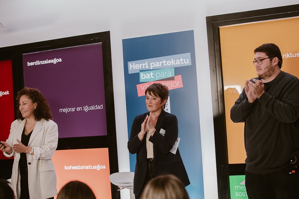 AizpeaOM's tweet image. Martxan da #AgintaldirakoPlan berria herri hobea eraikitzen jarraitzeko. 

Milesker gaur #Agustinak eraikin eraberritua herri-taupadaz bete duzuen guztioi.

Sigamos construyendo un municipio compartido para vivir mejor.