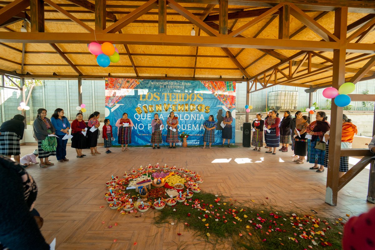 MNTejedoras's tweet photo. Estamos intercambiando experiencias sobre logros y desafíos de las 𝐈𝐍𝐒𝐓𝐑𝐔𝐂𝐓𝐎𝐑𝐀𝐒 𝐃𝐄 𝐄𝐒𝐂𝐔𝐄𝐋𝐀𝐒 𝐃𝐄 𝐓𝐄𝐉𝐈𝐃𝐎 quienes con mucho amor enseñan de toda la sabiduria adquirida por nuestras abuelas y abuelos. ¡Nos alegramos mucho compartir con cada una de ellas! https://t.co/2DbbM4n6iD
