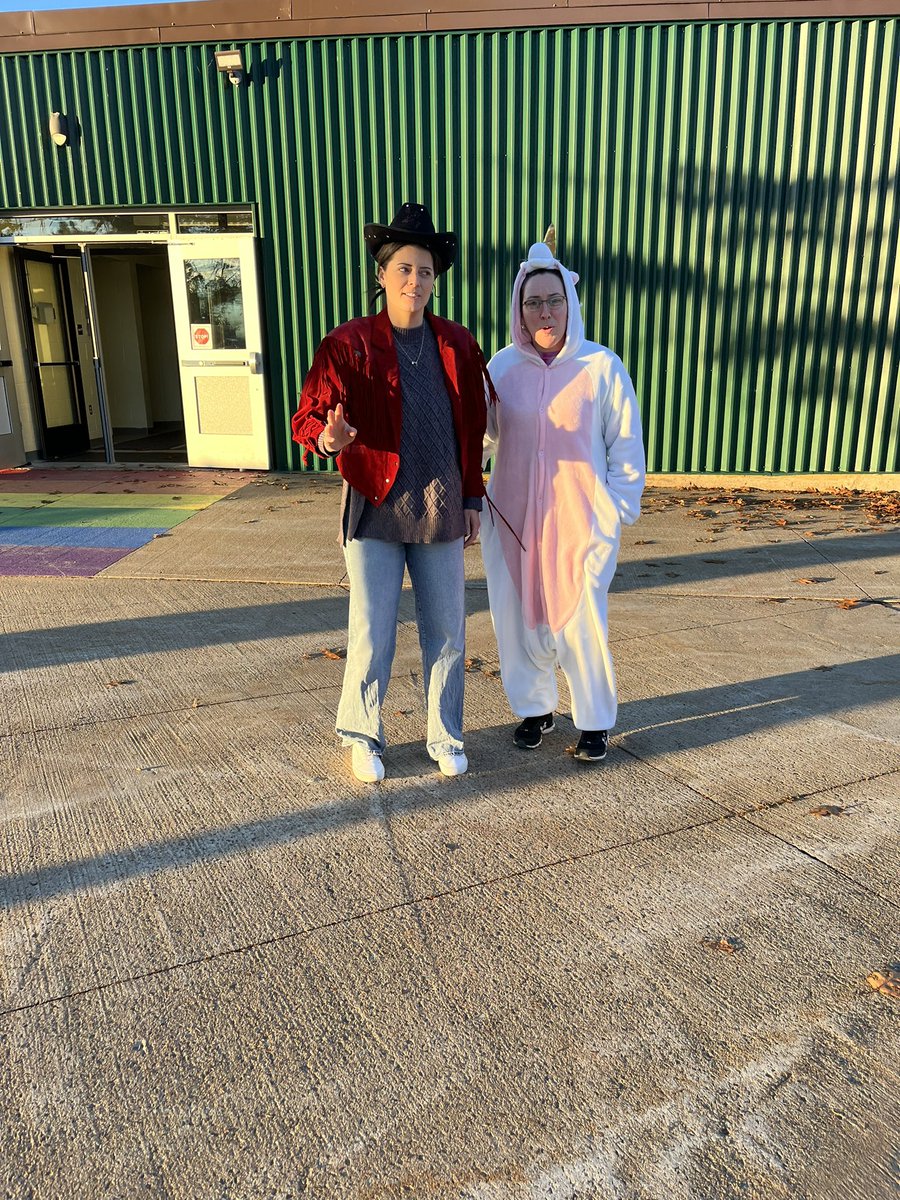 Our Friday team of greeters were at it again today! Fretting students with a big “howdy” and wave of the hat ❤️ Have a beautiful weekend!