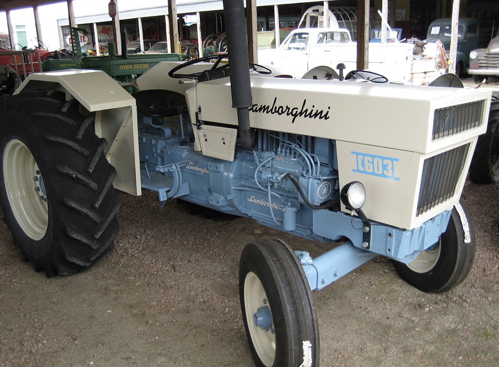 Moi, si j’étais riche au point de plus savoir quoi foutre de mon oseille, j’acheterais un tracteur Lamborghini et j’irais draguer en proposant de faire « un tour en lambo ». Je serais célibataire à vie, mais putain je vais bien me marrer.