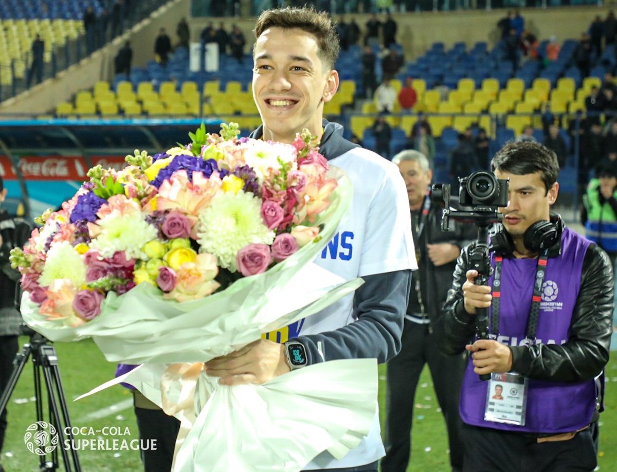 pfl_uz's tweet photo. 🤩 And she said yes!
💍 @Pakhtakor_fc’s Azmiddinov made proposal right after lifting Superleague trophy
🎊 Timing couldn’t be any better https://t.co/xMoLA02scU