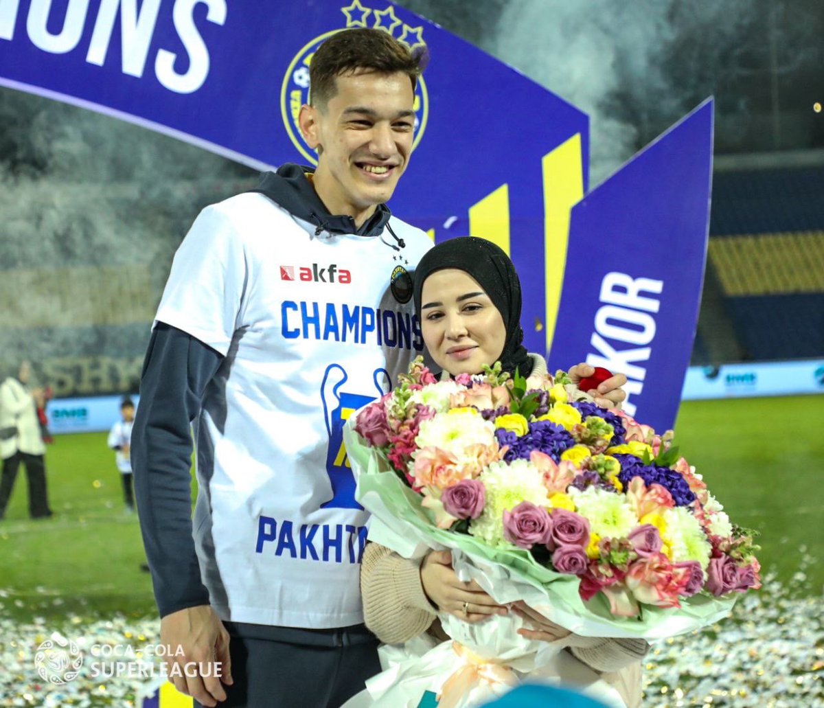 pfl_uz's tweet photo. 🤩 And she said yes!
💍 @Pakhtakor_fc’s Azmiddinov made proposal right after lifting Superleague trophy
🎊 Timing couldn’t be any better https://t.co/xMoLA02scU