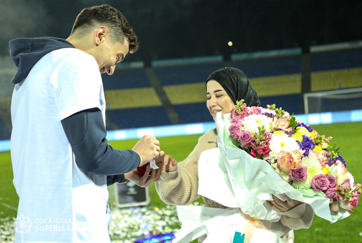 pfl_uz's tweet photo. 🤩 And she said yes!
💍 @Pakhtakor_fc’s Azmiddinov made proposal right after lifting Superleague trophy
🎊 Timing couldn’t be any better https://t.co/xMoLA02scU