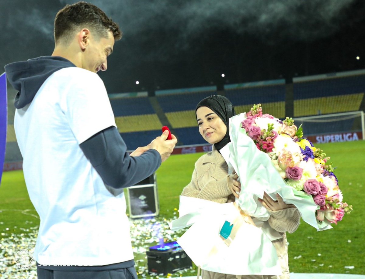 pfl_uz's tweet photo. 🤩 And she said yes!
💍 @Pakhtakor_fc’s Azmiddinov made proposal right after lifting Superleague trophy
🎊 Timing couldn’t be any better https://t.co/xMoLA02scU