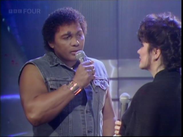 TelevisionVault's tweet photo. "Linda, do YOU know who took the sleeves off my denim jacket?" 🧥✂️ #LindaRondstat #AaronNeville #DontKnowMuch #ButIKnowILoveYououououououou #TOTP #TOTP1989 #TOTP89 https://t.co/kr2jrk9QZp