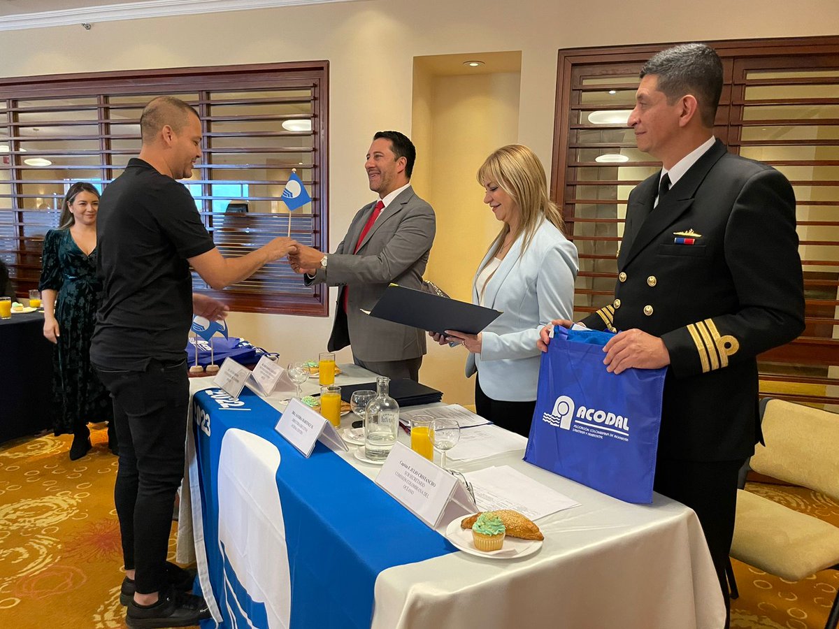 #EsNoticia | Colombia completa 7 playas certificadas con Bandera Azul (Blue Flag), galardón internacional que se otorga a las playas, marinas y embarcaciones con altos criterios en:
✅Calidad del agua de baño.
✅ Seguridad.
✅Servicios.
✅Gestión, educación e información