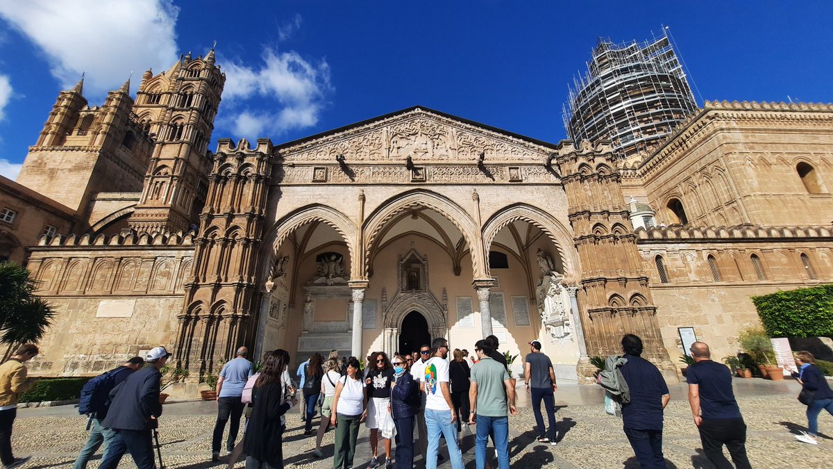 Yeniden yollardayız. Beş bölümlük "AKDENİZ'İN SON ŞARKISI" adlı belgesel serimiz için İtalya - Sicilya, Palermo, Catania, Mazara del Vallo, Marsala, Siraküza, Noto, Taormina, Savoca ve Corleone şehirlerinde harika bir ekiple çekimlere başladık. Bu kez Akdeniz'in henüz