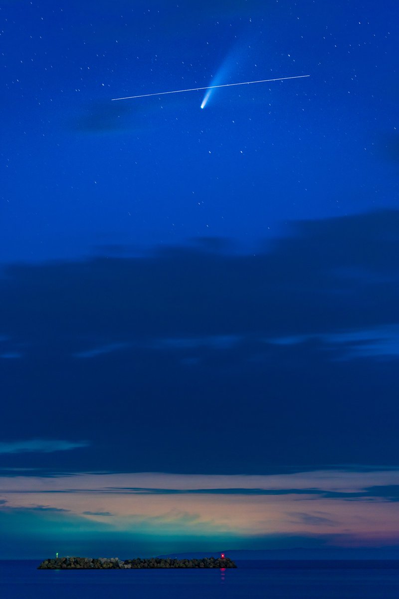 8seki's tweet photo. 2020年に飛来したネオワイズ彗星と国際宇宙ステーション（ISS）が一度だけ交差したときの写真です。もう二度と撮れない写真です。
#二度と撮れない画像を貼れ https://t.co/T3RdYYNQfL