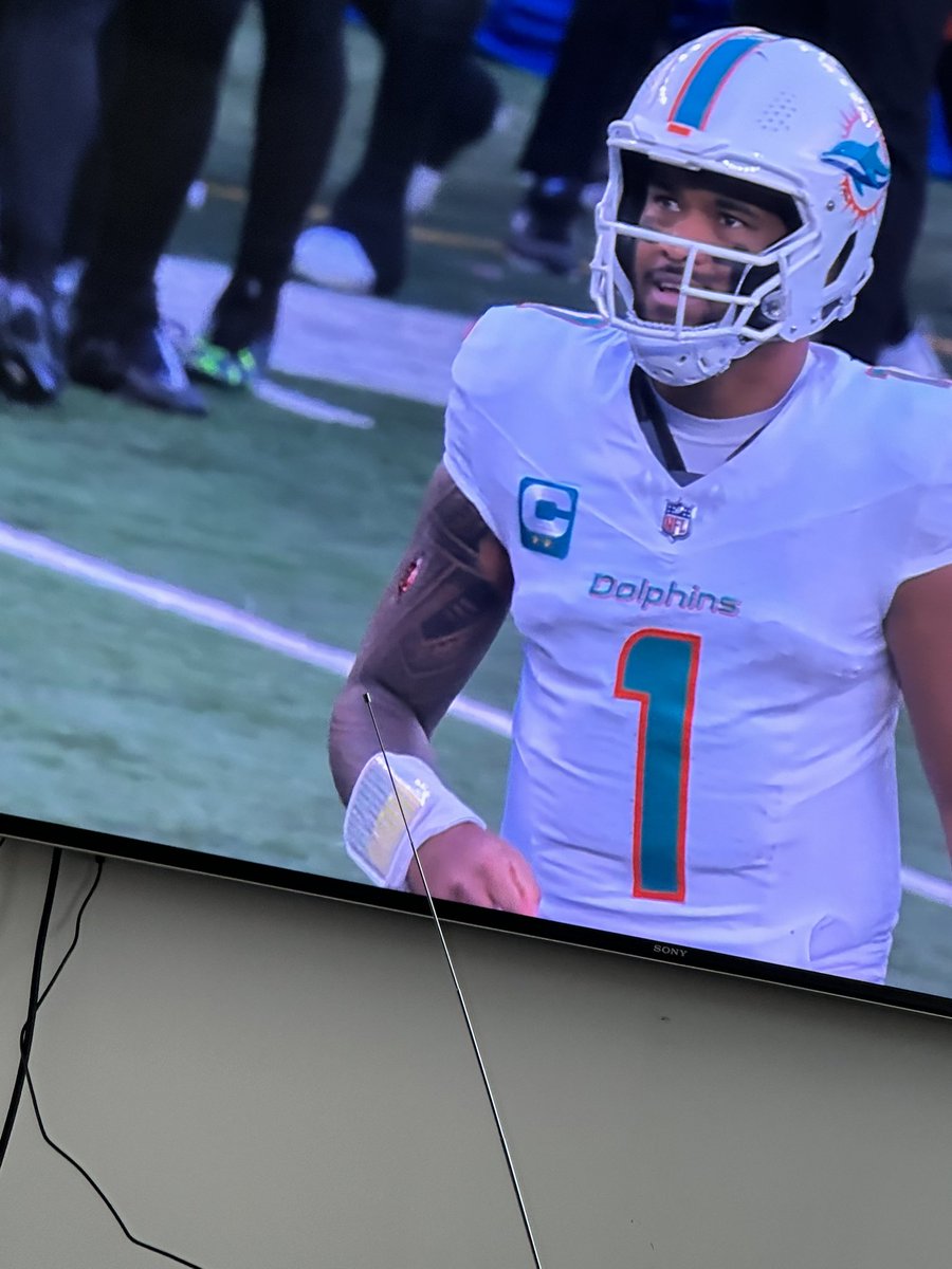 QueenVBets's tweet image. Damn Tua you aight fam? Someone slice you open? #Dolphins