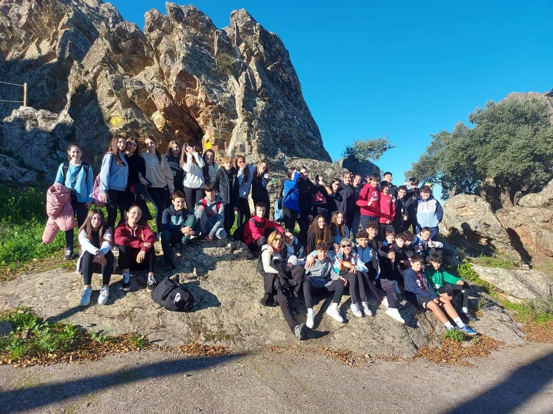 Sagradocaceres's tweet photo. Nuestros alumnos de 2° de ESO han disfrutado esta semana de una #RutaSenderista y #Ciclista al #CentrodeRecuperacióndeFauna y #EducaciónAmbiental #LosHornos. Un bonito día aprendiendo en la #Naturaleza.
#SagradoCC #HazloRealidad https://t.co/lPz7QQ0Kkb