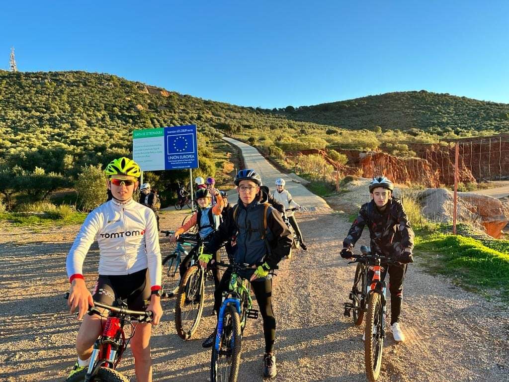 Sagradocaceres's tweet photo. Nuestros alumnos de 2° de ESO han disfrutado esta semana de una #RutaSenderista y #Ciclista al #CentrodeRecuperacióndeFauna y #EducaciónAmbiental #LosHornos. Un bonito día aprendiendo en la #Naturaleza.
#SagradoCC #HazloRealidad https://t.co/lPz7QQ0Kkb