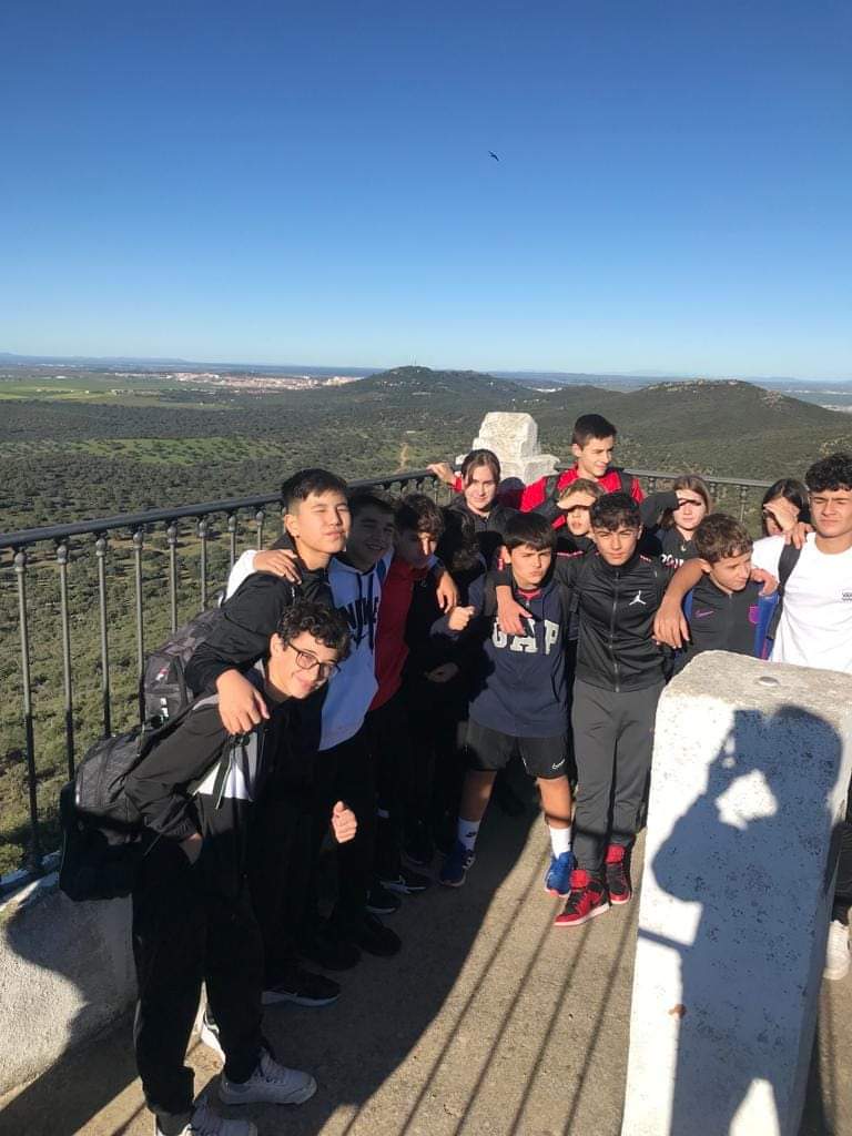 Sagradocaceres's tweet photo. Nuestros alumnos de 2° de ESO han disfrutado esta semana de una #RutaSenderista y #Ciclista al #CentrodeRecuperacióndeFauna y #EducaciónAmbiental #LosHornos. Un bonito día aprendiendo en la #Naturaleza.
#SagradoCC #HazloRealidad https://t.co/lPz7QQ0Kkb