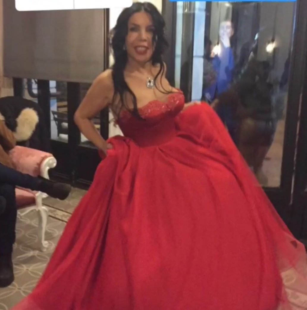 her özel gün de kırmızı elbisesi ve seyran