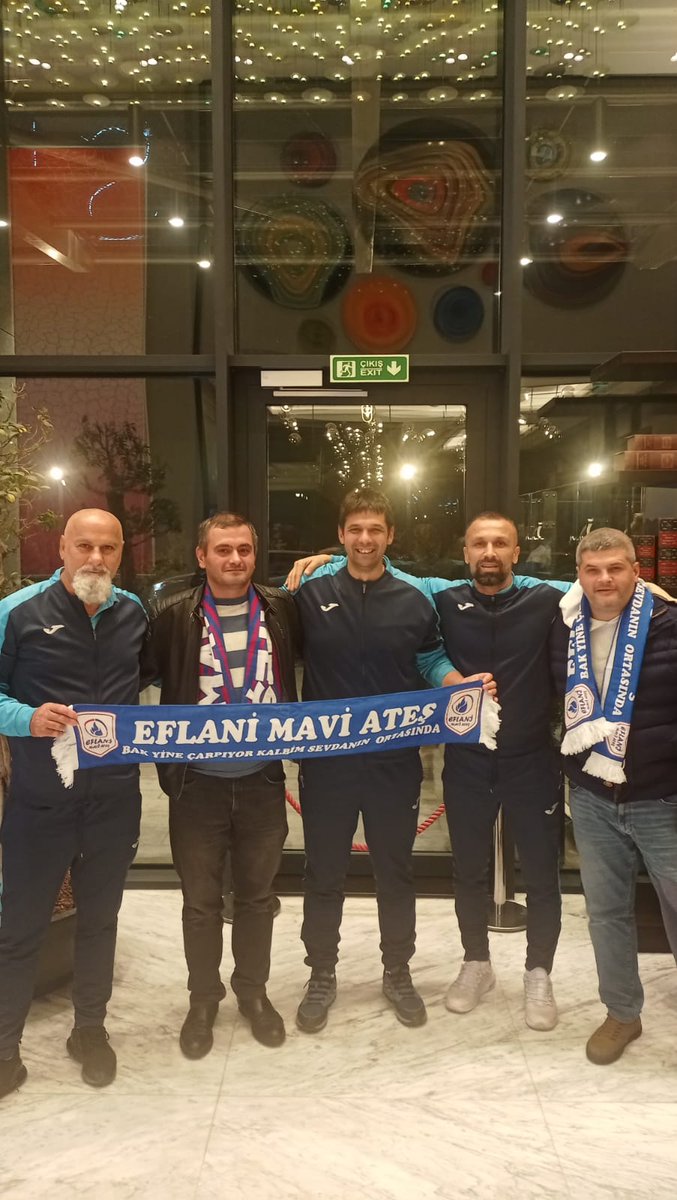 KARABÜK İDMAN YURDU'MUZU ZİYARET
Yarın oynayacağımız Küçükçekmece Sinopspor maçı öncesi takımımızı kamp yaptıkları otelde ziyarette bulunduk

Teknik Direktörümüz Metin Ilhan 
Yardımcı Antrenörümüz Hakan Söyler 
2.Kaptan Emin Akyildiz 'a Eflani Mavi Ateş atkımızı takdim ettik