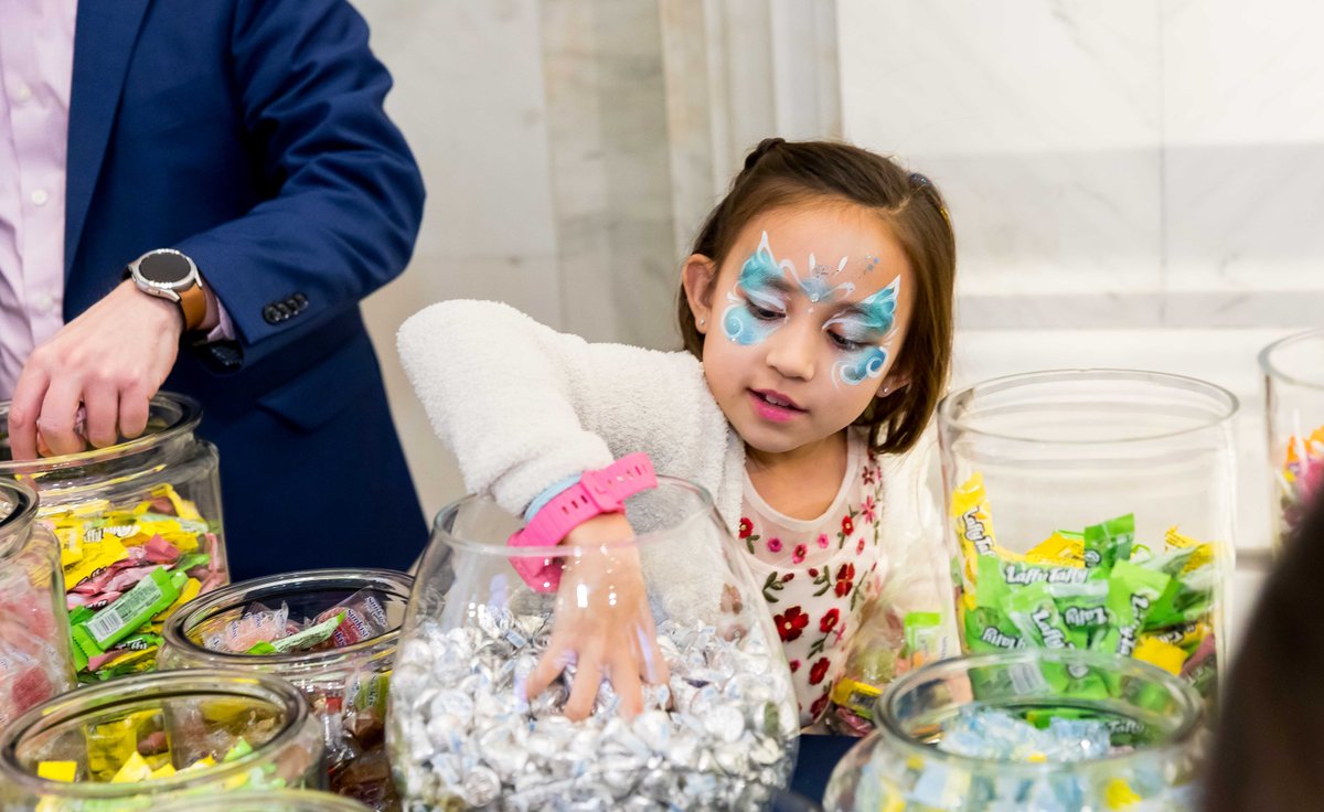 NYSE's tweet photo. One of our favorite days of the year - Kids Day! 🎉 After Thanksgiving, the NYSE Community brings their families to celebrate the holiday season with Santa and a Trading Floor full of festivities 🎁🎅🎄 https://t.co/Rn8omWZHQp