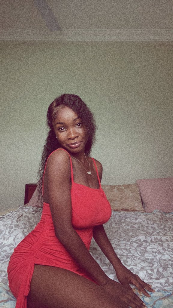 Sister_Grr's tweet image. Two pictures that got your DMs blowing 🥹❤️