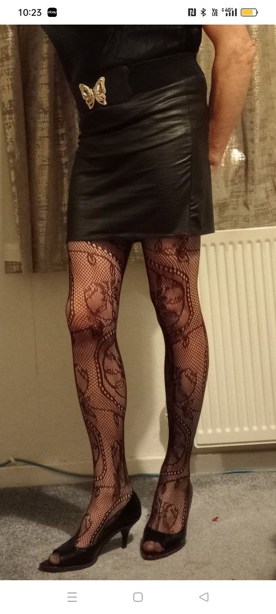 For the tail end of FishNet Friday here's the Tall & Short of it 😄 - looking forward to fab 4 day weekend away & wishing all our there a Grateful Thanksgiving W/E 🙏 #legs #fishnetnylons #fishnetfriday #CD #Crossdresser #highheels