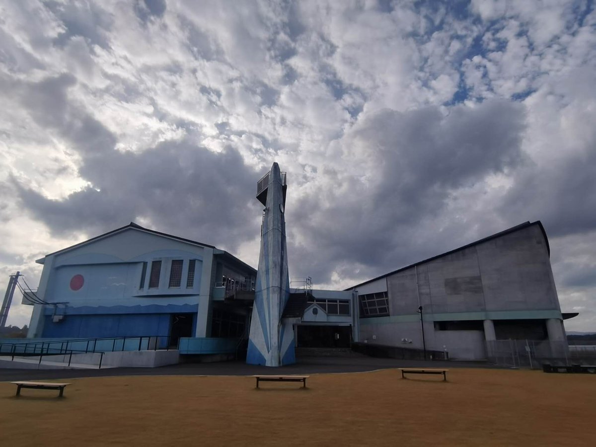 hou_aizu's tweet photo. #請戸小学校 での見学は感情的に一番衝撃的でした。
その時の全員が無事に避難したのは良かったけど、#福島県立ふたば未来学園 の高校生から避難地についての考えを教えてもらって、#福島未来創造プログラム 二日目のチームアイデアの1つになった。

#fukushimafuturecreation #UoA #会津大学 https://t.co/AztYdnW6g8