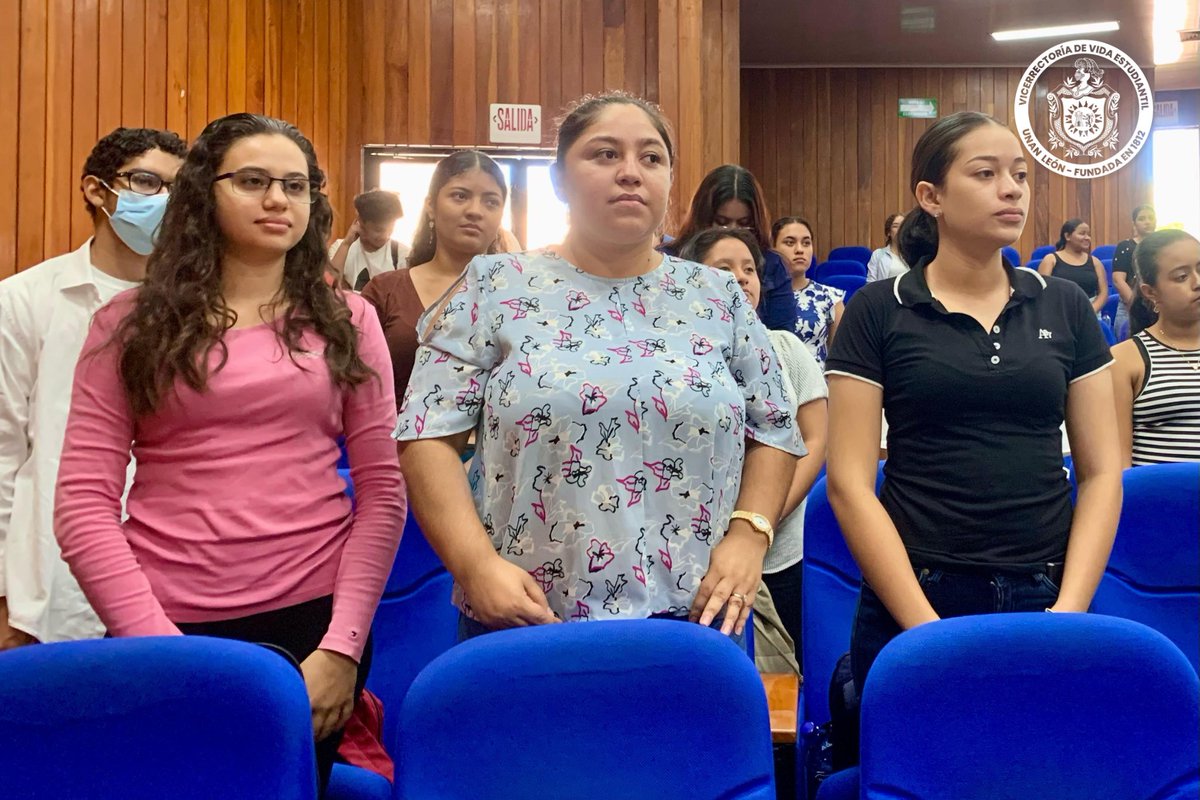 Entrega de certificado a estudiantes protagonistas de los Cursos de Interacción Farmacológica en el Organismo y Elaboración de Vino, como parte del fortalecimiento académico desarrollado por la Vicerrectoría de Vida Estudiantil y la Facultad de Ciencias Química.