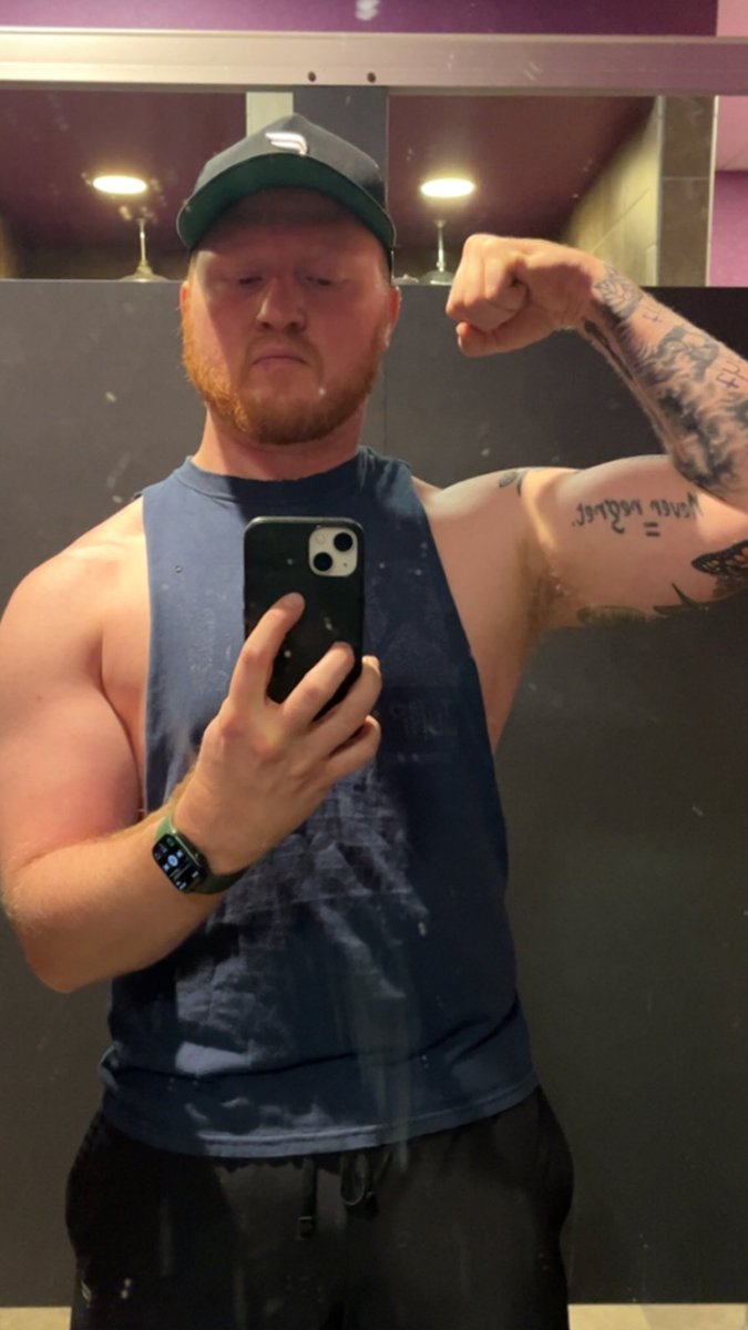redhd93's tweet photo. Nothing like a dirty mirror to go with a gym pic. https://t.co/6gFzCOeUWt