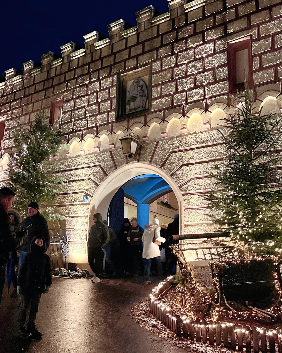Kirsi_HoSt's tweet photo. wenn passend zum ersten Weihnachtsmarkt 🎄die ersten Schneeflocken ❄️ tanzen 🤩🙏romantischer Weihnachtsmarkt auf Schloss #Guteneck 🏰 auch heuer wieder mit energiesparender Technik durch Lichtkünstler der Hochschule Coburg ✨💫🌟 und wärmenden Lagerfeuern 🔥 https://t.co/JQ3fIHkE4N