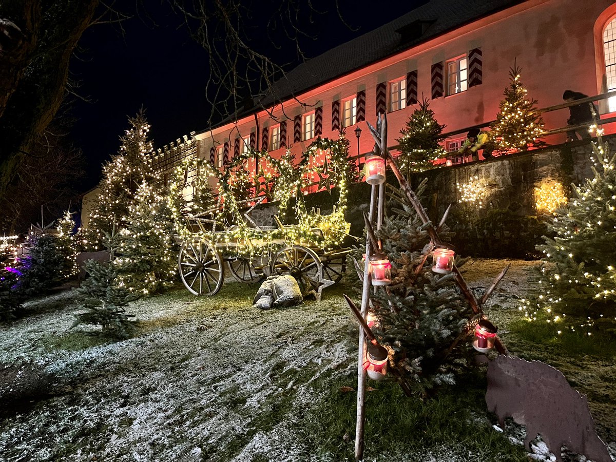 Kirsi_HoSt's tweet photo. wenn passend zum ersten Weihnachtsmarkt 🎄die ersten Schneeflocken ❄️ tanzen 🤩🙏romantischer Weihnachtsmarkt auf Schloss #Guteneck 🏰 auch heuer wieder mit energiesparender Technik durch Lichtkünstler der Hochschule Coburg ✨💫🌟 und wärmenden Lagerfeuern 🔥 https://t.co/JQ3fIHkE4N