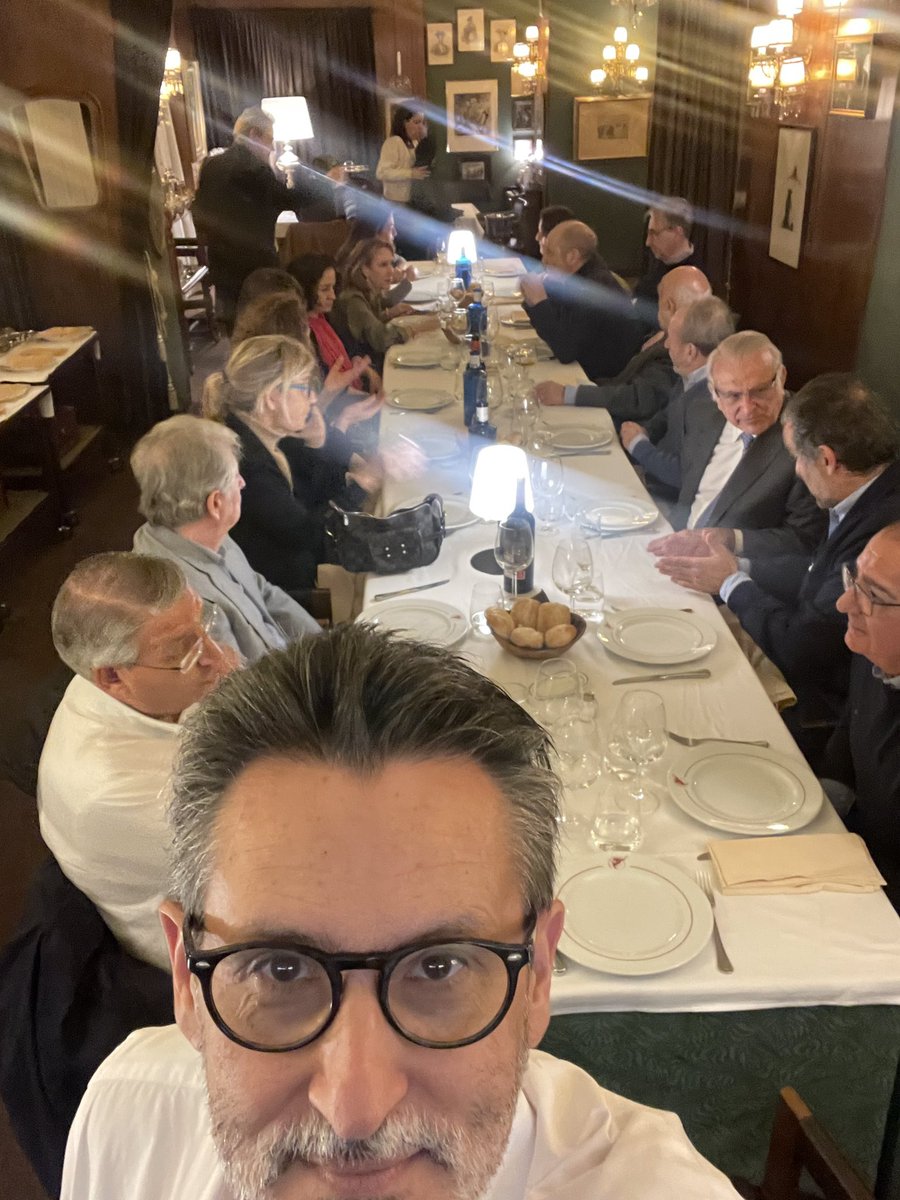 juliomayol's tweet photo. Los Cirugía I del Hospital Clínico San Carlos (Martin-Lagos/Durán/Represa) nos reencontramos tras muchos años. La cirugía nos unió pero lo importante son las personas #somosclinico https://t.co/EIPs2ljtYW