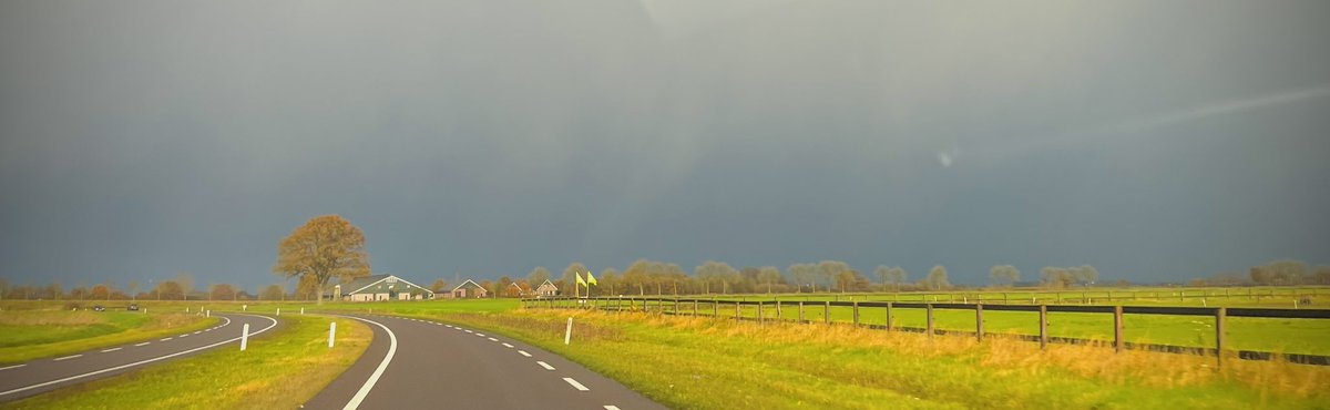EstherRuesen's tweet photo. Het was een dag van 
waanzinnige hemelse luchten.

#vrijdag #weekendbegin #luchten #kleurenpracht https://t.co/ADofLDqrTJ