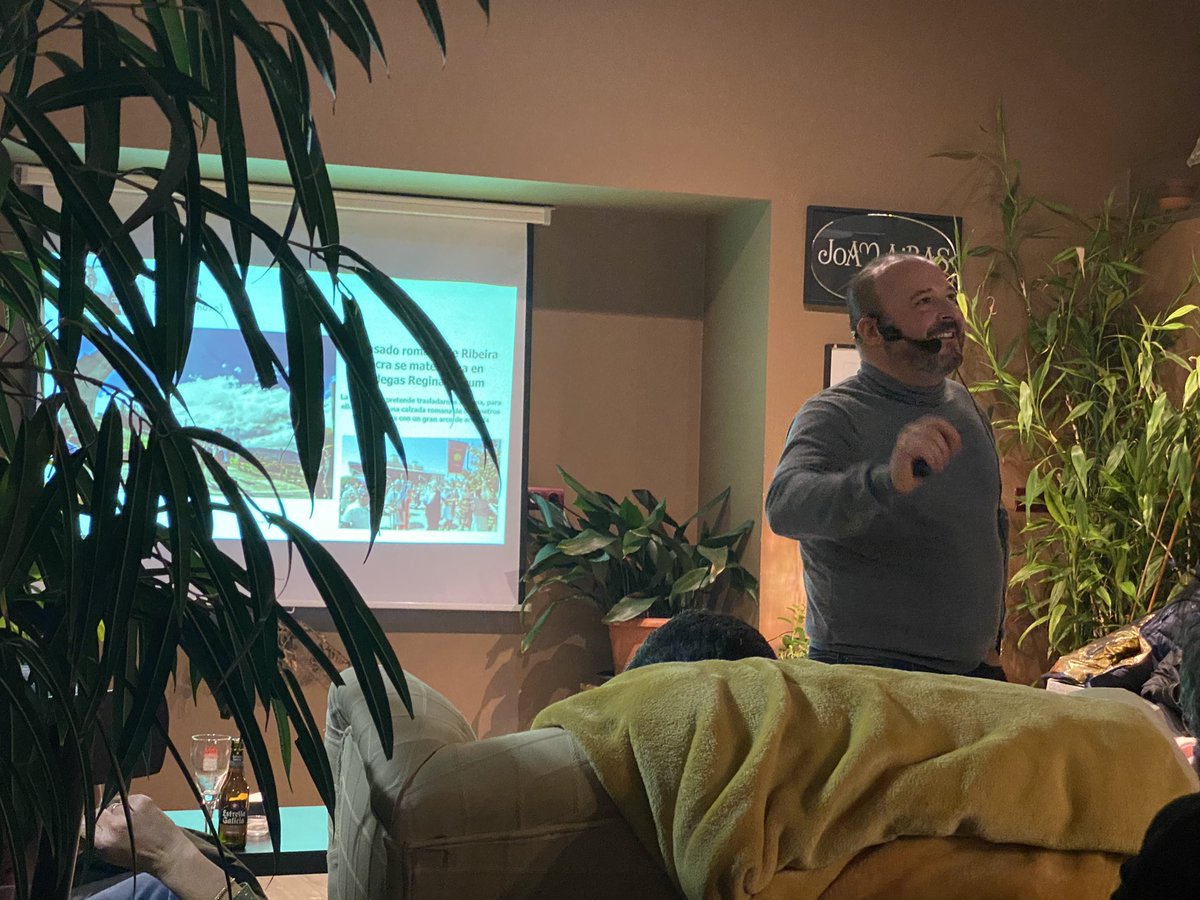 diana_pastoriza's tweet image. ✨ Xenial, coma sempre @magago en @EEEPCompostela 

#ApuntamentosVisuais