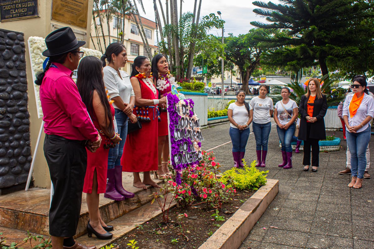 MoronaCJ's tweet photo. 🟣 El Director Provincial de @MoronaCJ (E), Abg. @LuisSarango11, colocó una ofrenda floral en memoria de las víctimas de violencia en el parque central de Macas. Además, intervino en la mesa de autoridades presentes en la plaza cívica por un #25NSinViolencia.

#PolíticaDeGénero https://t.co/f0CTX7jGPW