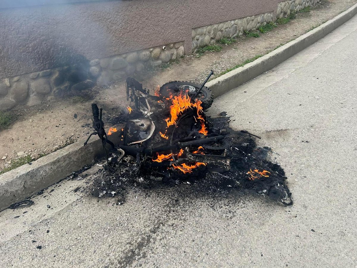 #Cuenca|| En el sector de Buenos Aires, Sayausi, moradores quemaron la motocicleta de antisociales. @QuejasCuenca
