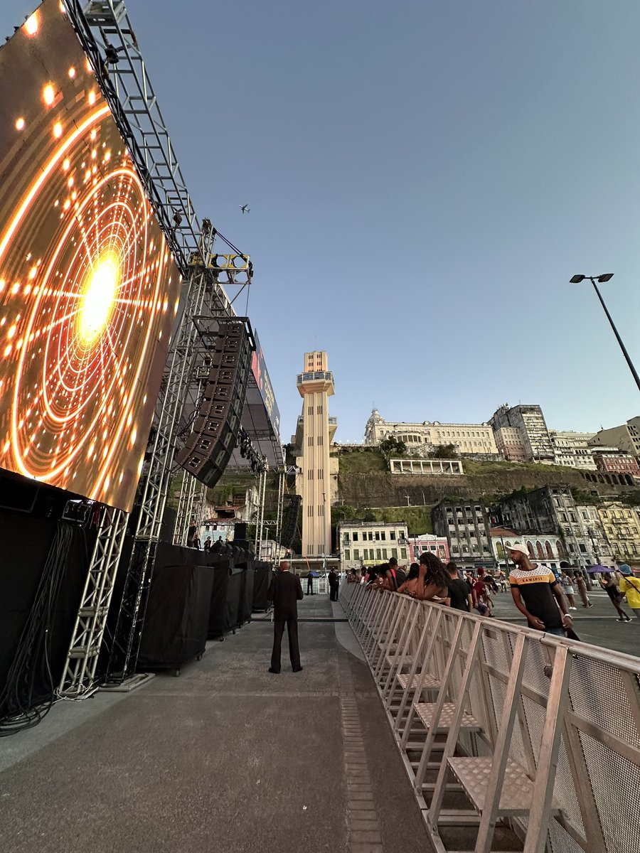 euviqueira's tweet photo. Imagina ouvir música preta com essa vista aqui, tá maluco! O Festival Salvador Capital Afro vai começar a partir das 18h, na Praça Cairu e vai ter cobertura lá no insta da @amoressonoros 🖤🙏🏽 https://t.co/zp5fb9P2CH