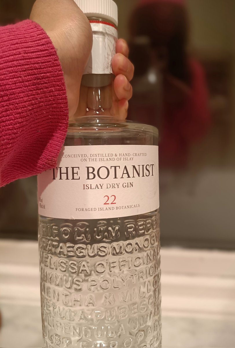 Whoop Whoop! I think I just stumbled upon my new favorite Gin ever!

... The Botanist Islay Dry Gin! 🍸✨🥰 

 #GinLover #GinOClock
