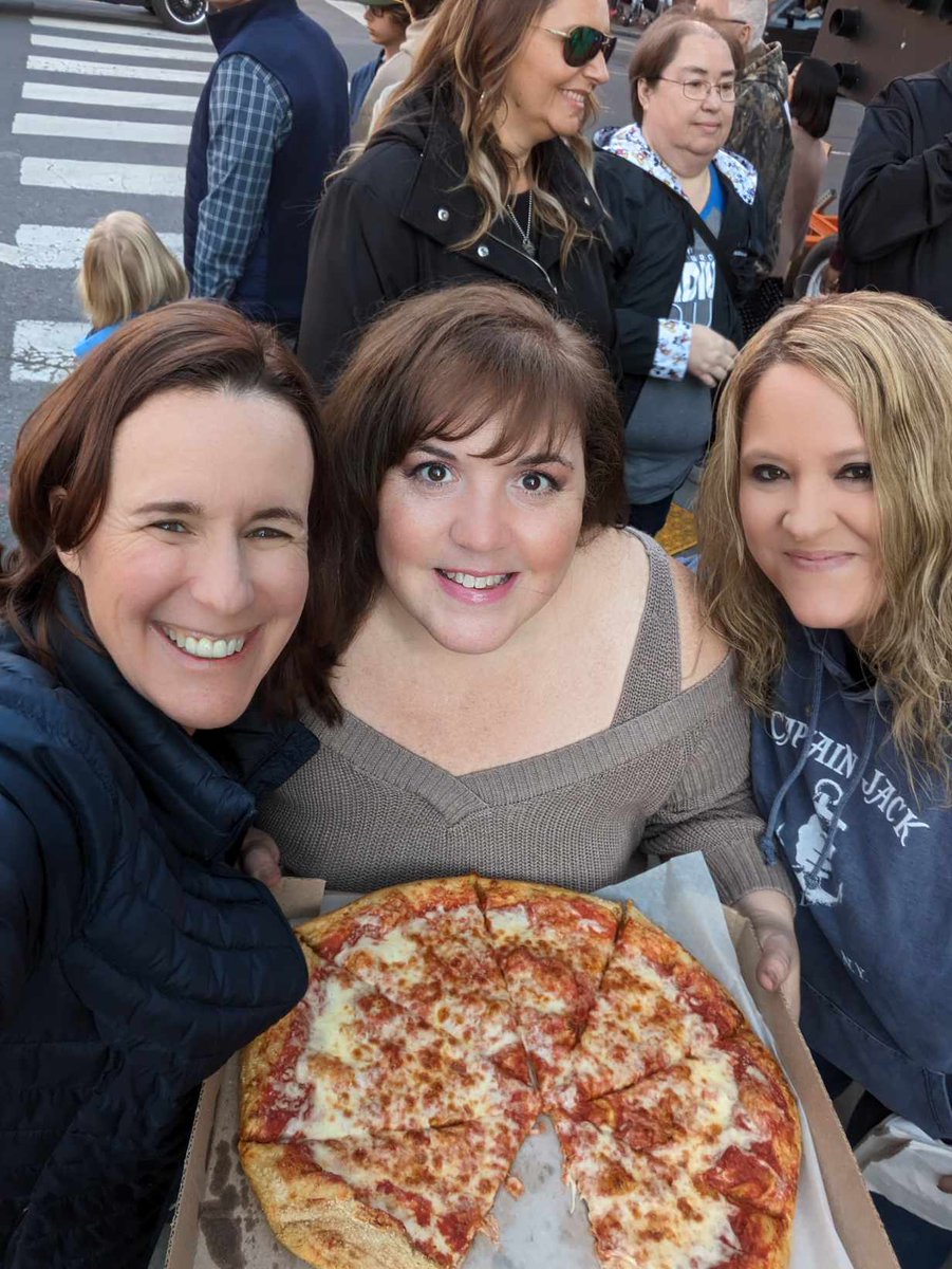 Pitt5_GB7's tweet image. In our Neon Neighborhood!! 😱😱😱
Thanks for the pizza G!! 🍕 Ready to open @FriendsBarNash!! 🤠🎶
@garthbrooks 

@darcy_edgell @dynamicvideo @TadaTrish